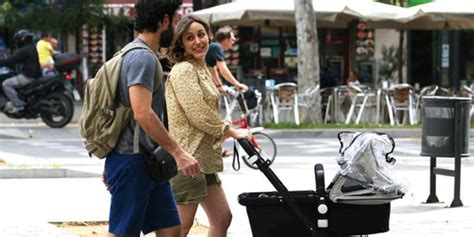 Irene Montalá y Miquel Fernández pasean a su hijo .